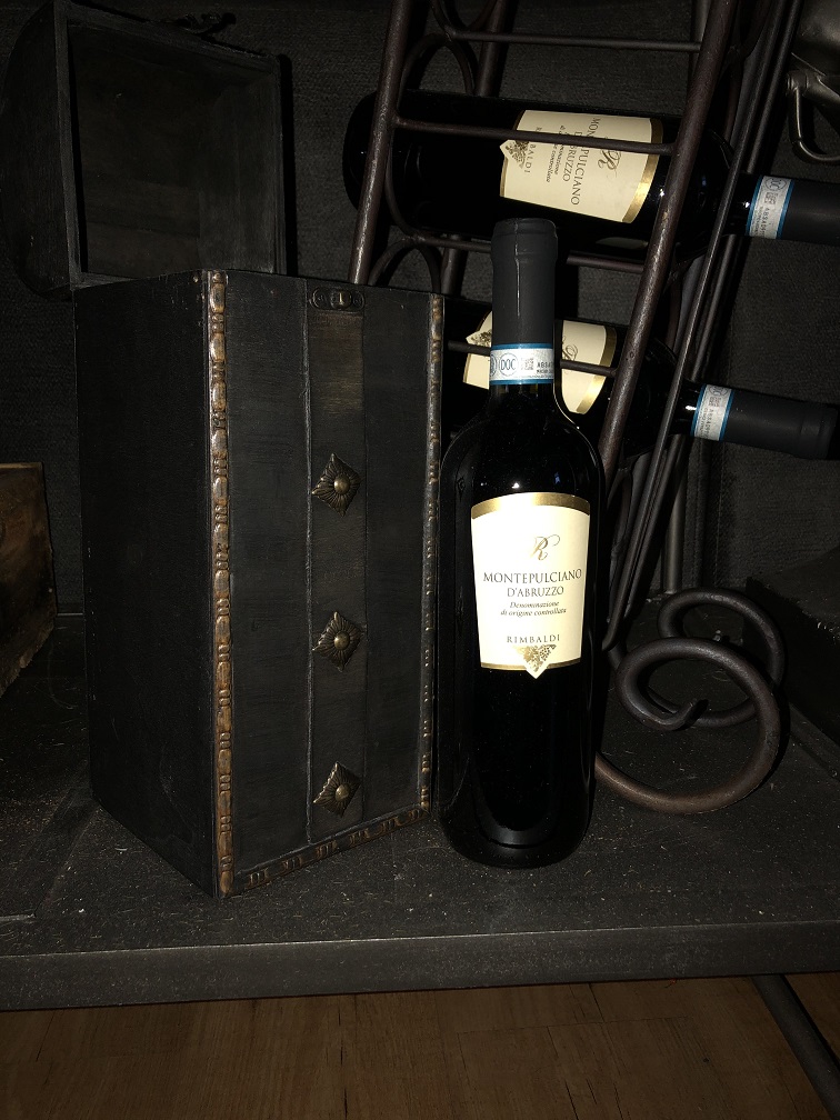 Houten kist voor een fles wijn, rechtop, hout met fraaie versieringen en slot.