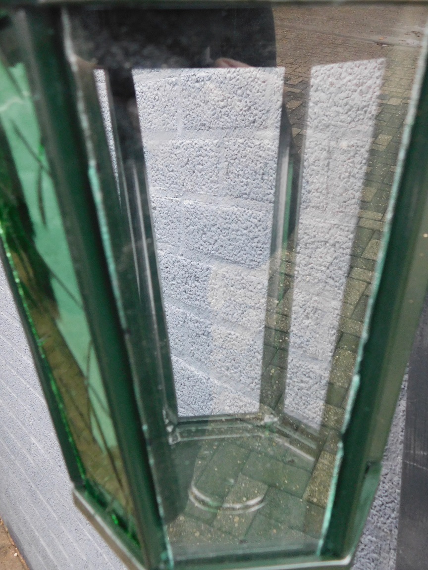 Wandleuchte WINKEL - grün - Keramikfassung und Glas