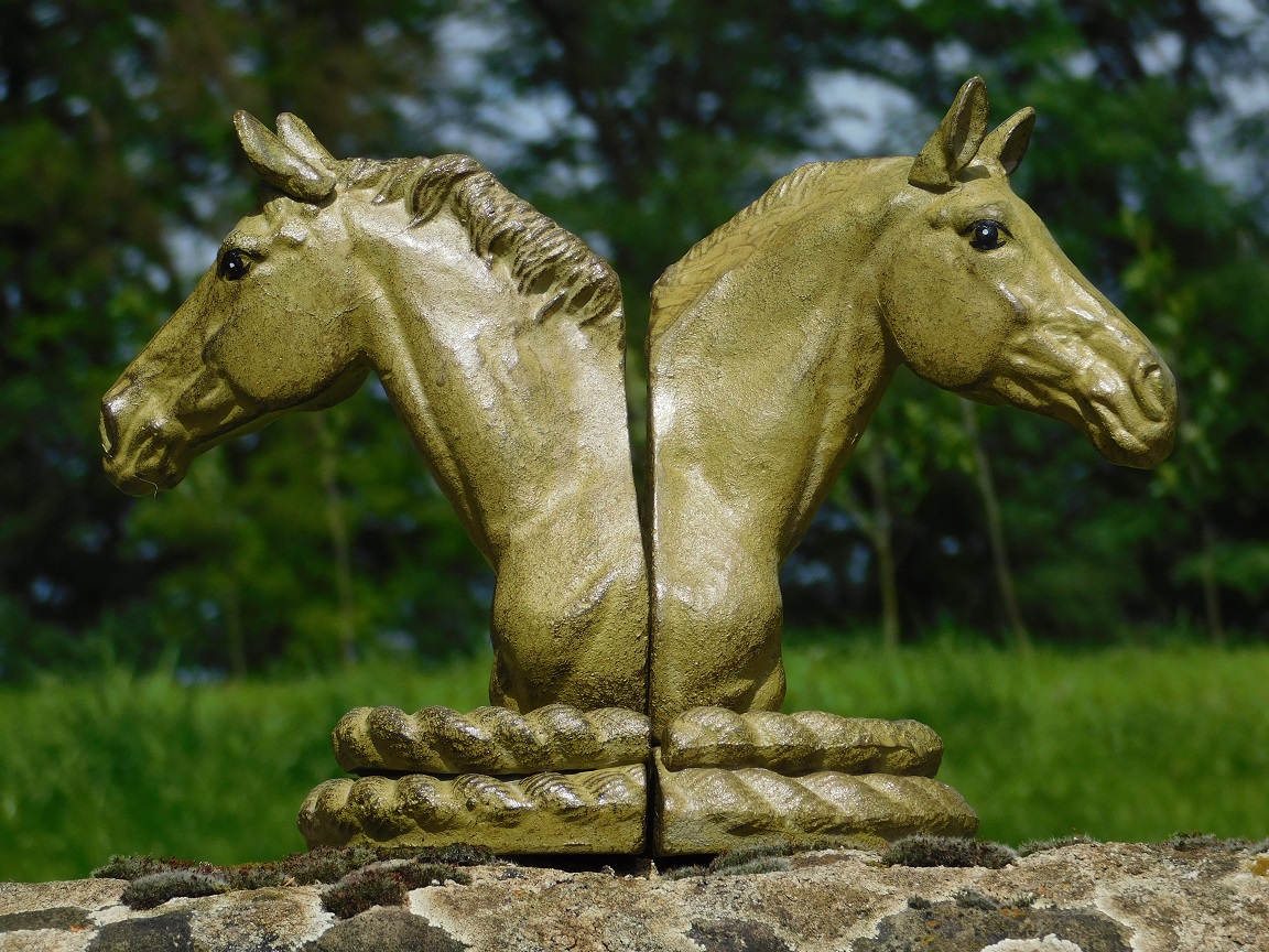 Set van 2 Paardenbeelden - olijfgroen - boekensteunen
