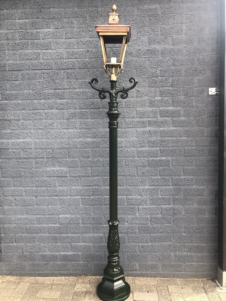 Buitenlamp, lantaarn met keramische fitting en glas, gegoten aluminium paal, groen, met koperen vierkante kap, hoog 240 cm.