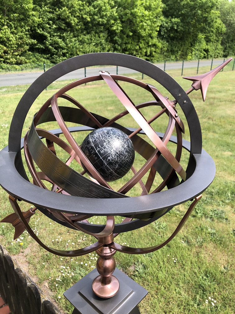 Sundial brass-copper-alu-large with earth as centre, on nice metal base, complete with signs and pointer, TOP!