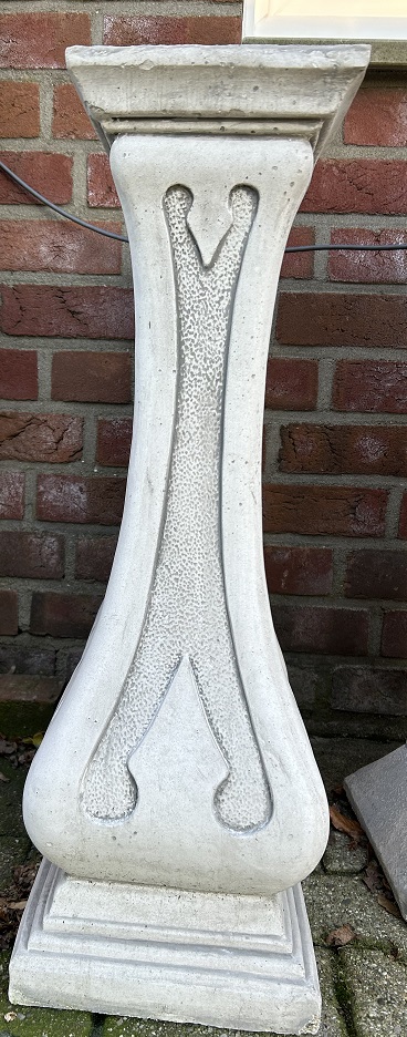 Verzierter Sockel - Schmales Design - 70 cm - Massivstein
