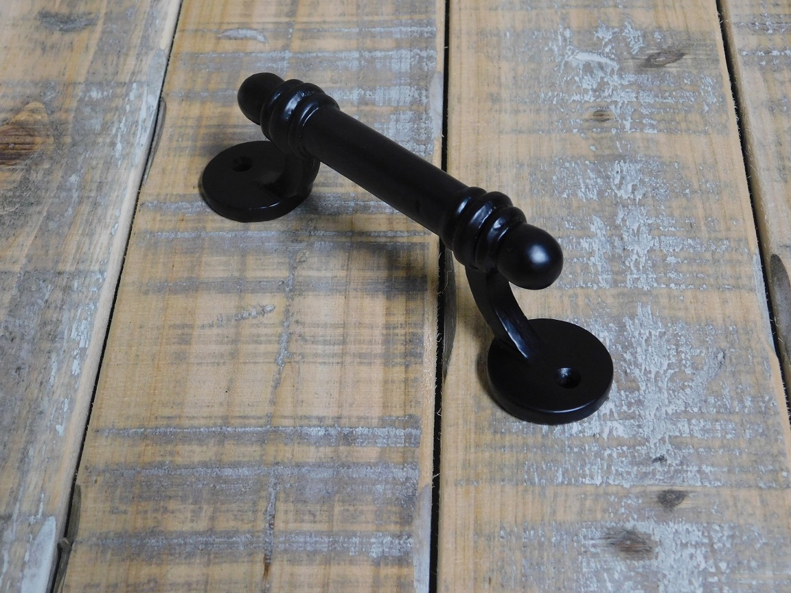 Handvat, deurgreep, meubelbeslag van ijzer in mat zwart