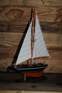Zeilboot op stand, handgemaakt, zeer fraai.