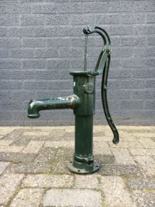 Ouderwetse waterpomp, vol gietijzer, groen