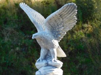 Garden Statue: Eagle with Spread Wings on Pedestal – 107 cm – Stone Set