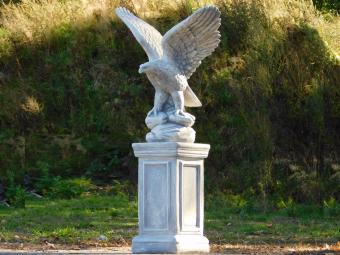 Garden Statue: Eagle with Spread Wings on Pedestal – 107 cm – Stone Set
