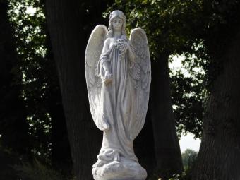 Large Statue of an Angel with Roses on a Pedestal – 117 cm – Stone