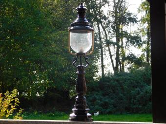 Klassieke Buitenlamp - 93 cm - Zwart - Alu Sokkelpaal + Kap met Messing Accent