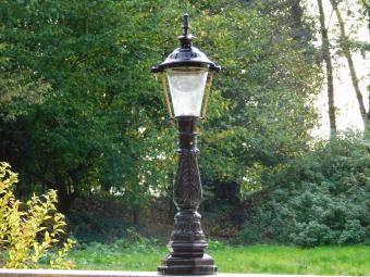 Classic Outdoor Lamp - 82 cm - Black - Ornate Pedestal Post with Brass Accent - Aluminum
