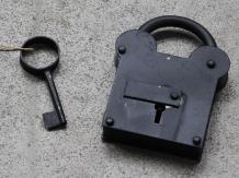 Antikes Vorhängeschloss - schwarz - Eisen - mittelalterlich