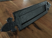 Brievengleuf / brief-post-klep, ijzer Black-Line, zwart gelakt, met Franse lelie.