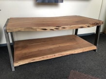 PRACHTIG IS DEZE BOOMSTAM SALONTAFEL MET GIETIJZEREN ONDERSTEL -FRAME EN DUBBELE ZWARE BOOMSTAMBLADEN.