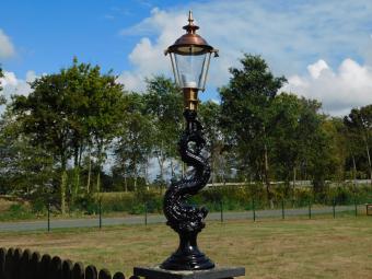 Lantaarnpaal Mystieke Vis met Messing Kap – 100 cm - Zwart, Alu, Messing, Koper