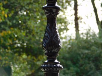 Klassieke Sokkelpaal met Franse Lelie - 53 cm - Zwart - Alu