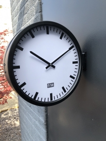 Prachtige industriële dubbelzijdige wandklok by boo, zwart.
