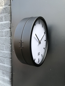 Prachtige industriële dubbelzijdige wandklok by boo, zwart.