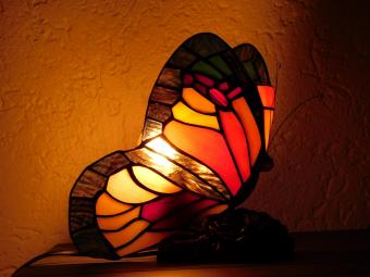 Schmetterlingslampe im Tiffany-Stil – Stimmungslampe – farbenfroh