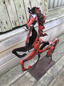 Een geweldig beeld van een paard, mooi in kleur, een metalen kunstwerk!