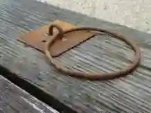 Antieke muurring met een rustiek oppervlak, greep, pull-ring, poort