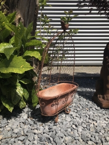 Rustiek metalen wandhouder met een bloembak, robuuste wanddecoratie