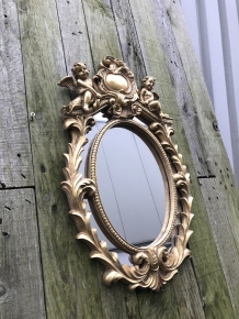 Decoratieve spiegel met 2 engelen zittend op de lijst, heel leuk!