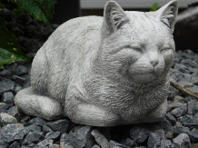 Stenen beeld van een poes / kat, zwaar tuinbeeld