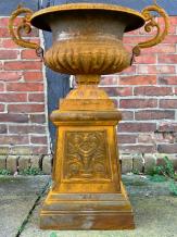 Gartenvase auf Säule - ganz aus Gusseisen - Oxid