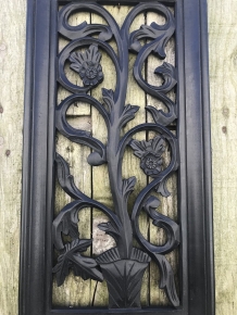 Houten wandornament met een reliëf van een roos