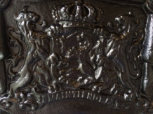 Zwaart gietijzeren wandornament, zwaar uitgevoerd met de spreuk: Je maintiendrai (ik zal handhaven), hofleverancier