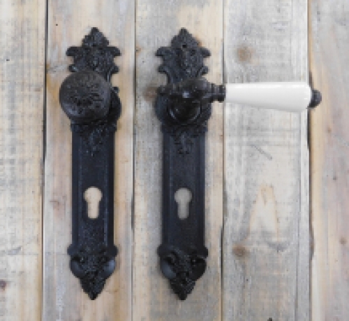 Set: 1 deurknop Pinto + 1 deurkruk (handvat porselein ivoorkleurige) + 2 deurplaten engel - Antieke IJzer - Donkerbruin