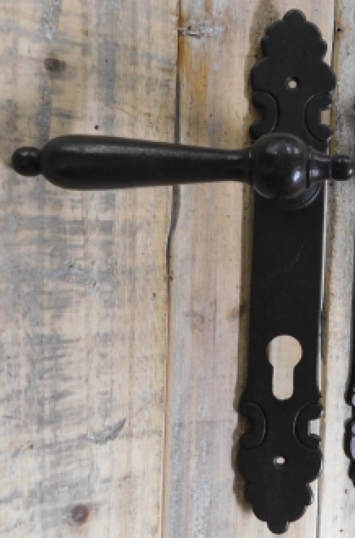Set deurbeslag, antiek ijzer bestaande uit 1 knop, 2 x lange plaat PZ, 1 deurklink, incl. doorn.