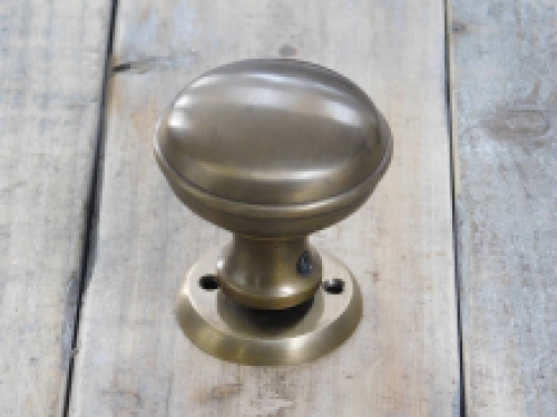 Stijlvolle deurknop voor de binnendeur, knop gemaakt van messing - ideaal voor antieke deuren