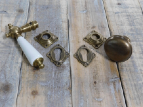 Set deurbeslag: 1 deurklink + 1 deurknop en 4 rozetten, gepatineerd messing met porselein in kleur, voor voordeuren