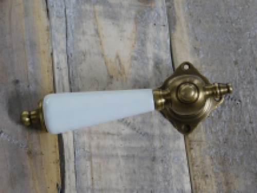 Set deurbeslag: 1 deurklink + 1 deurknop en 4 rozetten, gepatineerd messing met porselein in kleur, voor voordeuren