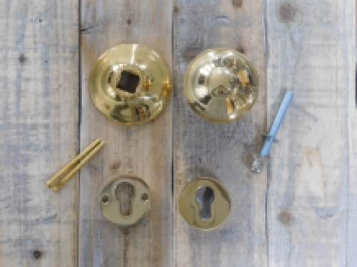 Fixed door knob - polished brass - with security roses