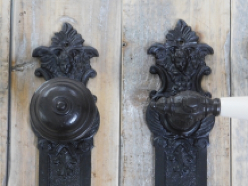 Deurset: deurknop met Nippon porseleinen handvat in crème wit + 1 + 2 Belli deurknop backplates engel, antiek ijzer, de kleur is zeer donker bruine antiek. pz92.