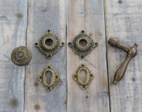 Deurbeslag antiek:  met koperen knop, deurknop en rozetten