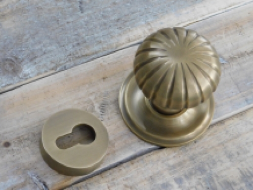 1 deurknop met veiligheidsslot en wapenschild, koperen knop met rozet is niet roteerbaar plus bevestigingsschroeven