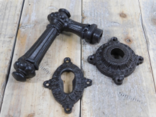 Deurklink voor de deur met cilinderslot rozet en deurkruk rozet