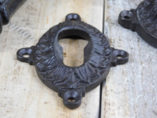 Deurklink voor de deur met cilinderslot rozet en deurkruk rozet