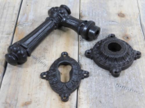 Deurklink voor de deur met cilinderslot rozet en deurkruk rozet