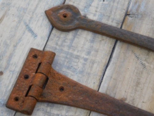 Set scharnieren met band, rustiek smeedijzer, 2 antieke scharnieren voor b.v. kisten, lange smeedstukken