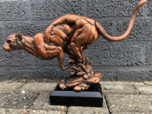 Puma in renstand, zeer gaaf handgemaakt kunst beeld.