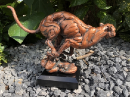 Puma in renstand, zeer gaaf handgemaakt kunst beeld.