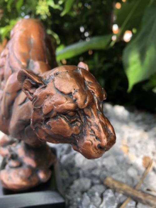 Puma in renstand, zeer gaaf handgemaakt kunst beeld.