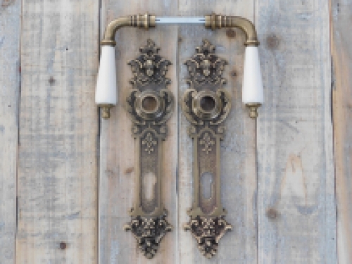 Set deurbeslag messing, antiek- deurplaten zeer decoratief met engelen - klinken met porseleinen grepen.