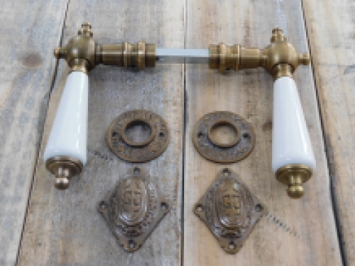 Ivoorkleurige porselein handgrepen deurkrukken met messing rozetten in historische stijl