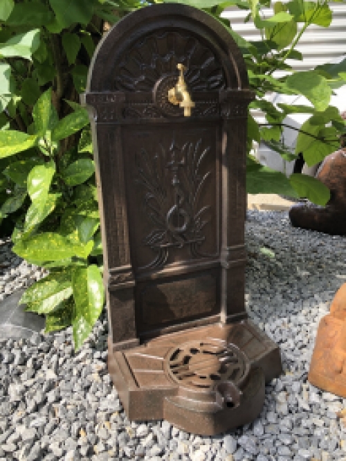 Heavy Garden fountain, made of cast iron, brown