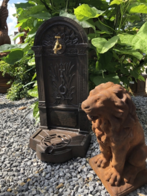 Heavy Garden fountain, made of cast iron, brown